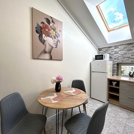 Modern Apartment, 5Mins To Rynok Square Львов Экстерьер фото
