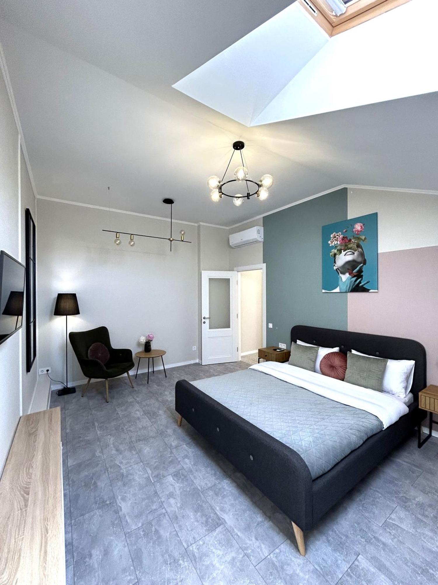 Modern Apartment, 5Mins To Rynok Square Львов Экстерьер фото