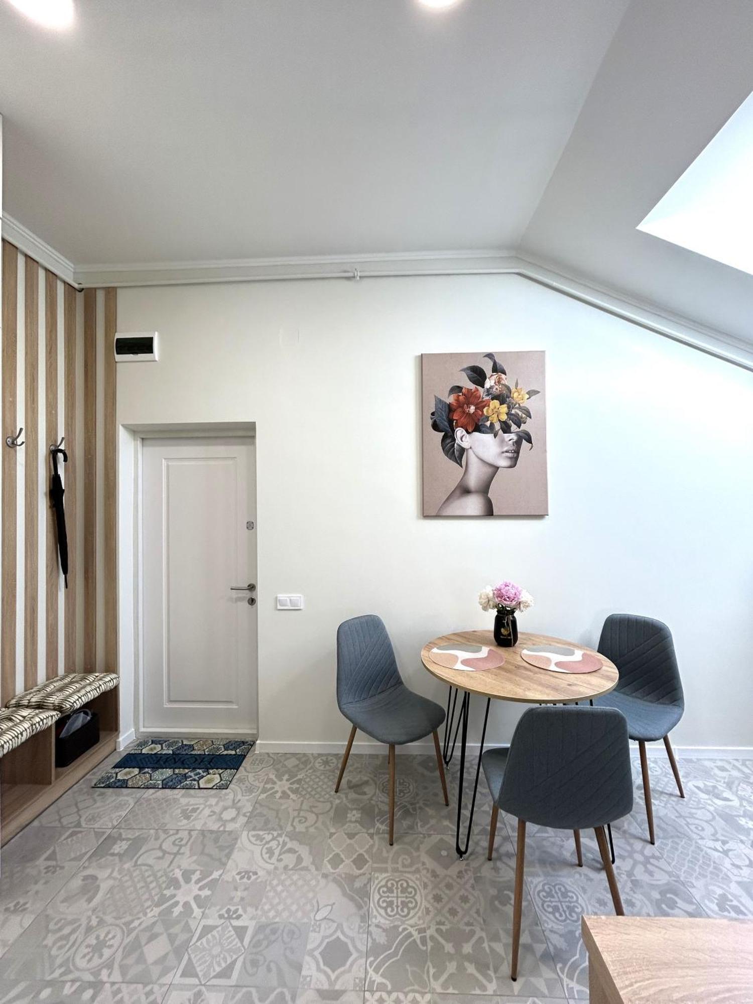 Modern Apartment, 5Mins To Rynok Square Львов Экстерьер фото