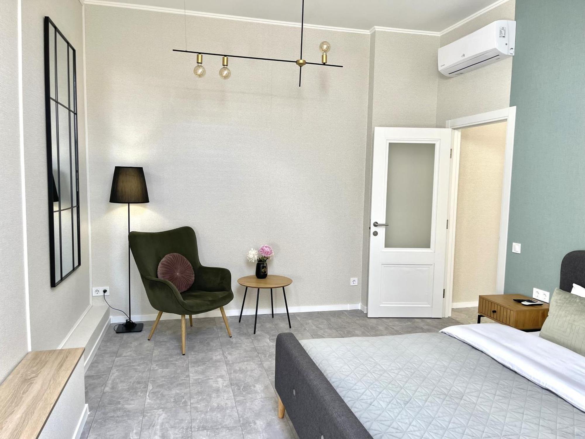 Modern Apartment, 5Mins To Rynok Square Львов Экстерьер фото