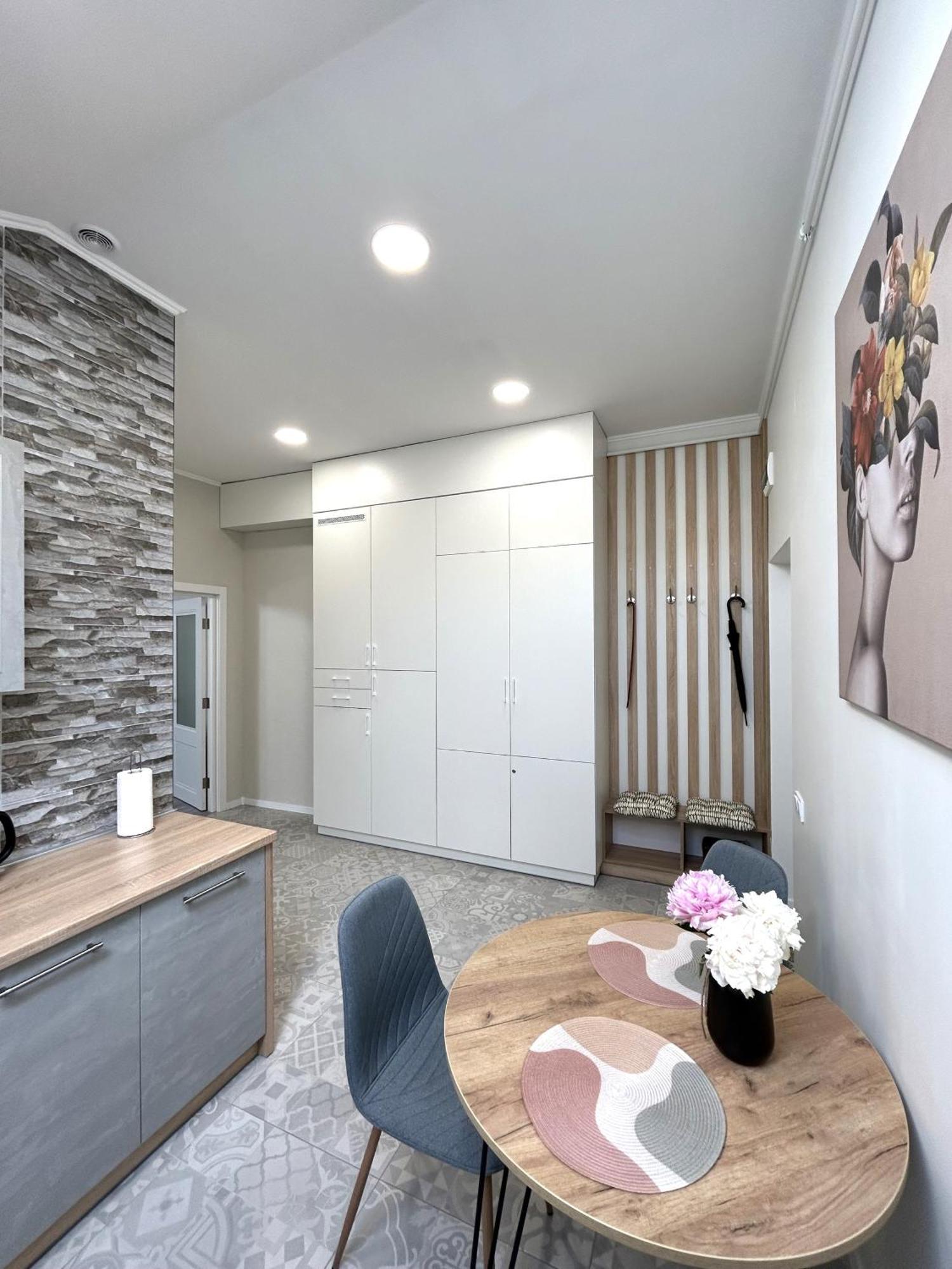 Modern Apartment, 5Mins To Rynok Square Львов Экстерьер фото